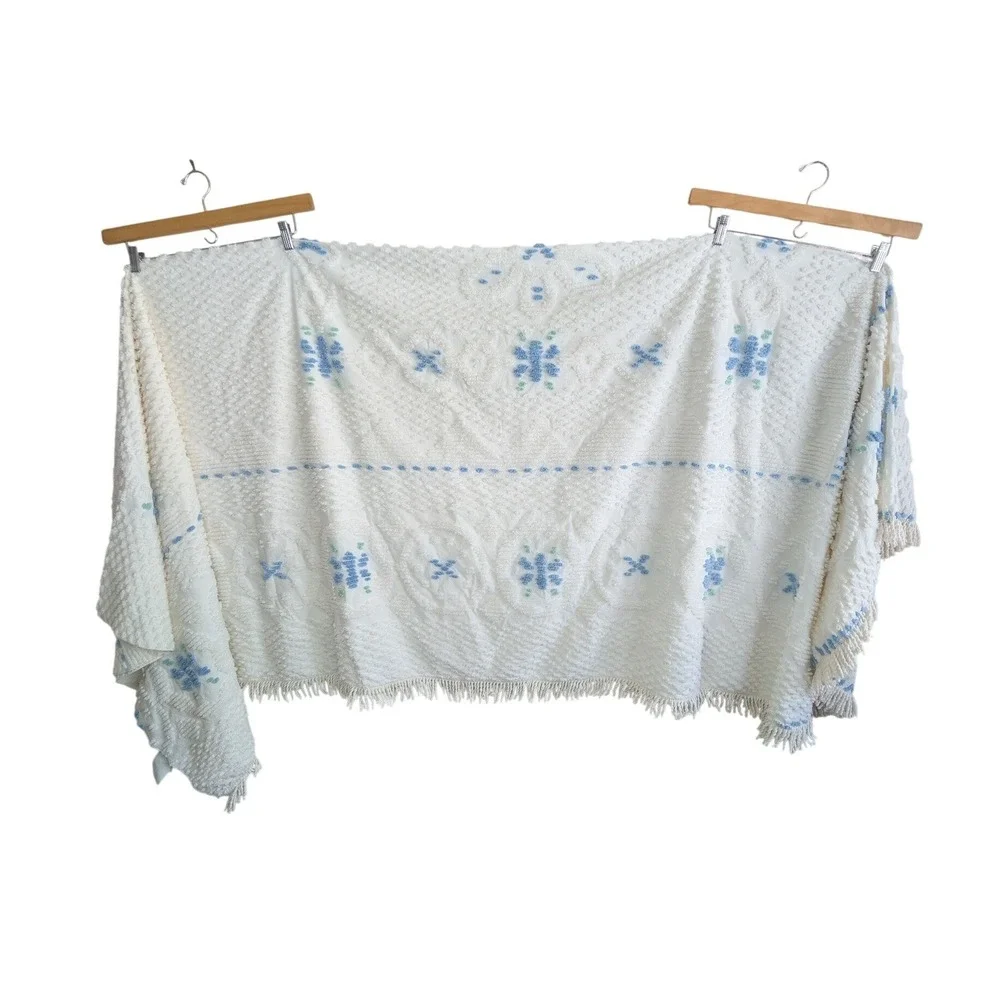 Vtg White Blue Floral Cotton Chenille Throw‎ Blanket Fringe Made USA Americana